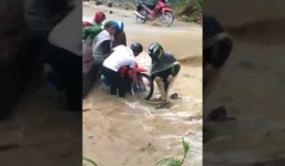 Lũ quét kinh hoàng ở Trạm Tấu, cuốn trôi xe máy của các thầy cô giáo vùng cao